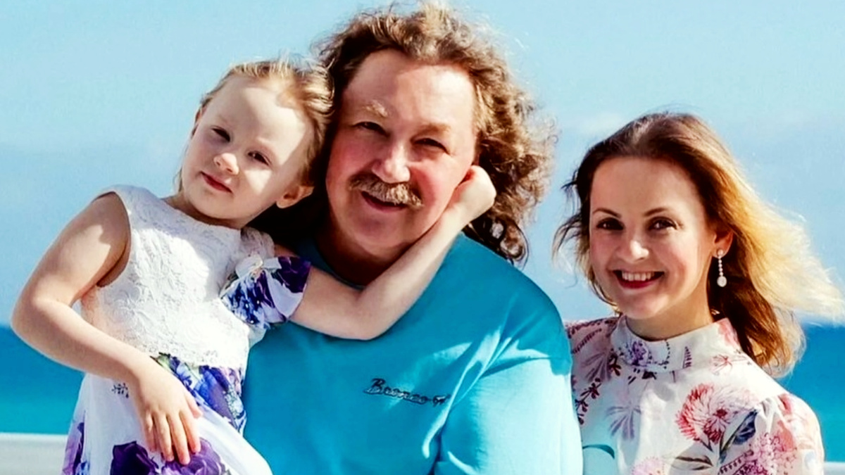 Игорь Николаев с дочерью и женой Юлией Проскуряковой