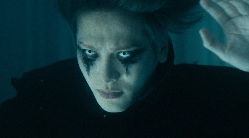     Кадр из клипа «High Alone»