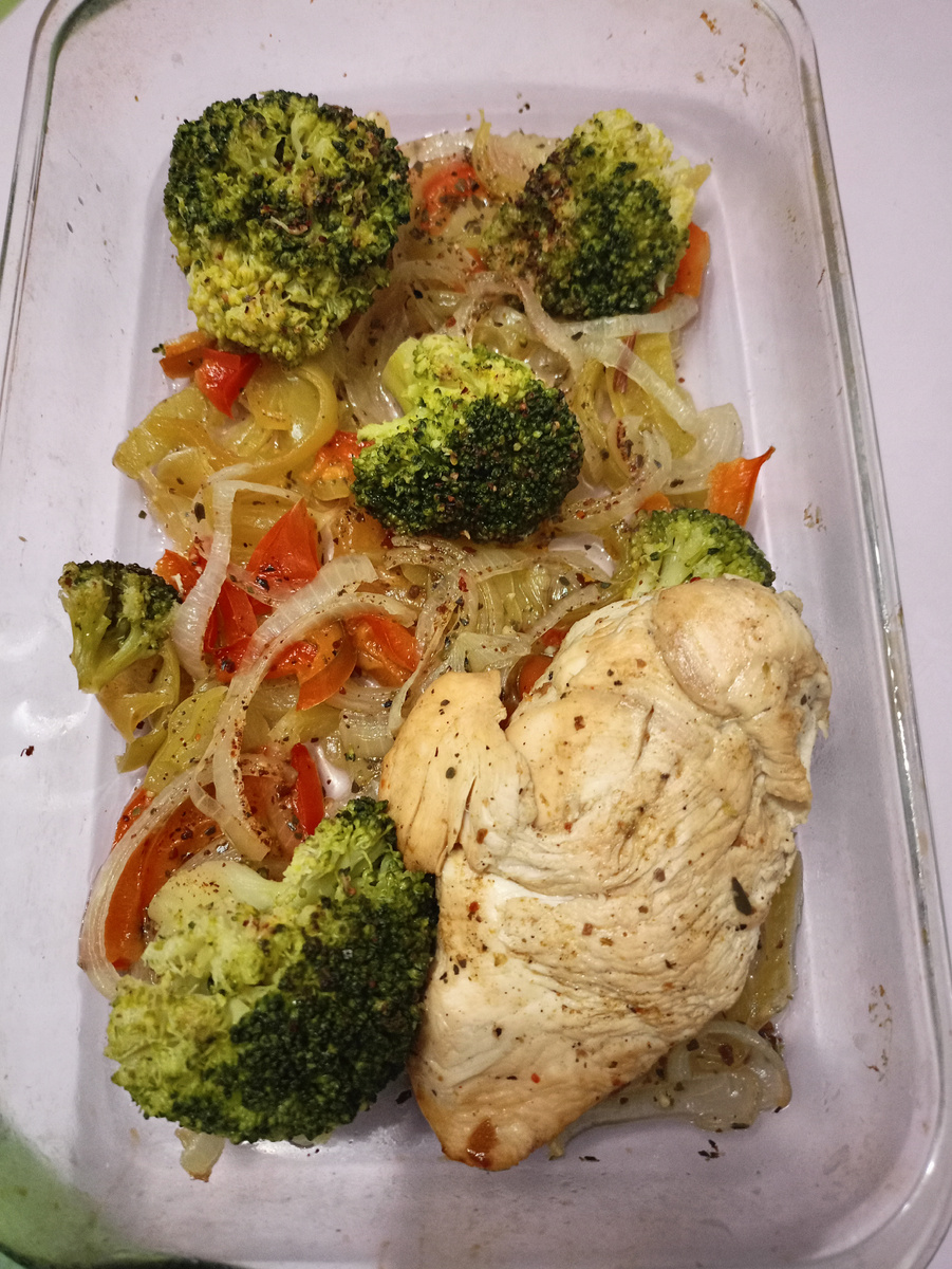 Фото мне: броколли, болгарский перец, лук, приправа итальянские травы. 