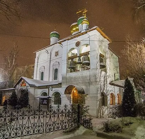 Церковь Сретенского монастыря зимой