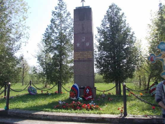Памятник «Детям Ленинградской земли, погибшим от рук немецко-фашистских захватчиков в Великую Отечественную войну 1941–1945 гг.» . Посёлок Вырица