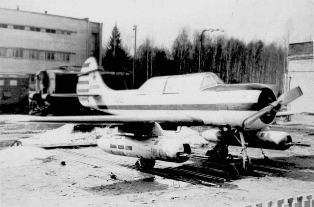 Як-25Б с пушечными контейнерами ГУВ-8700 (в каждом по два четырехствольных 7,62-мм пулемета ГШГ и одному четырехствольному 12,7-мм пулемету ЯкБ)