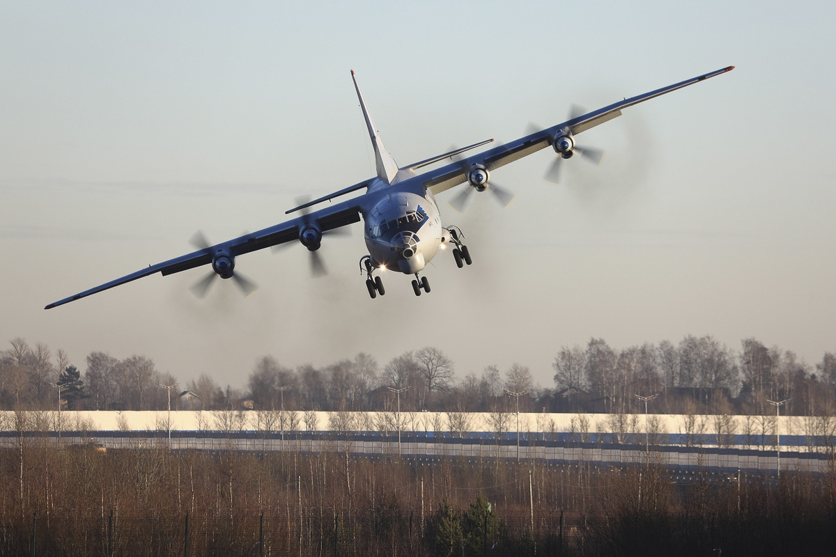 Ан-12 во время отработки посадки по-афгански