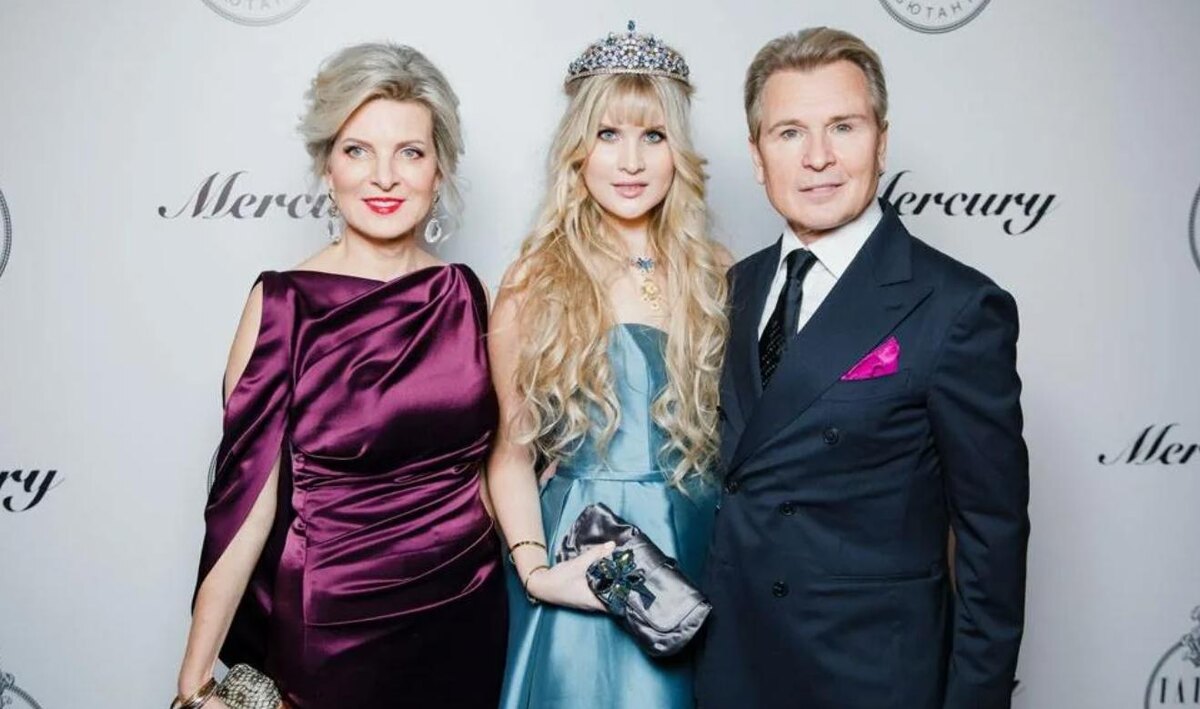 Александр Малинин с женой Эммой Залукаевой и дочерью Устиньей