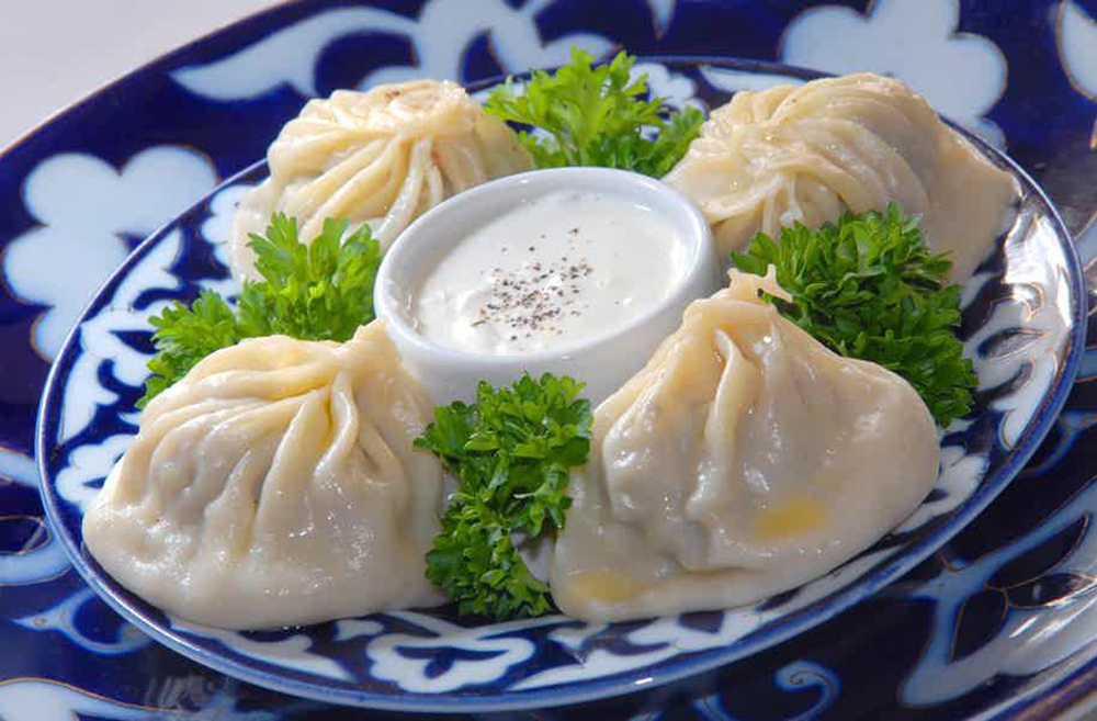 Манты с соусом