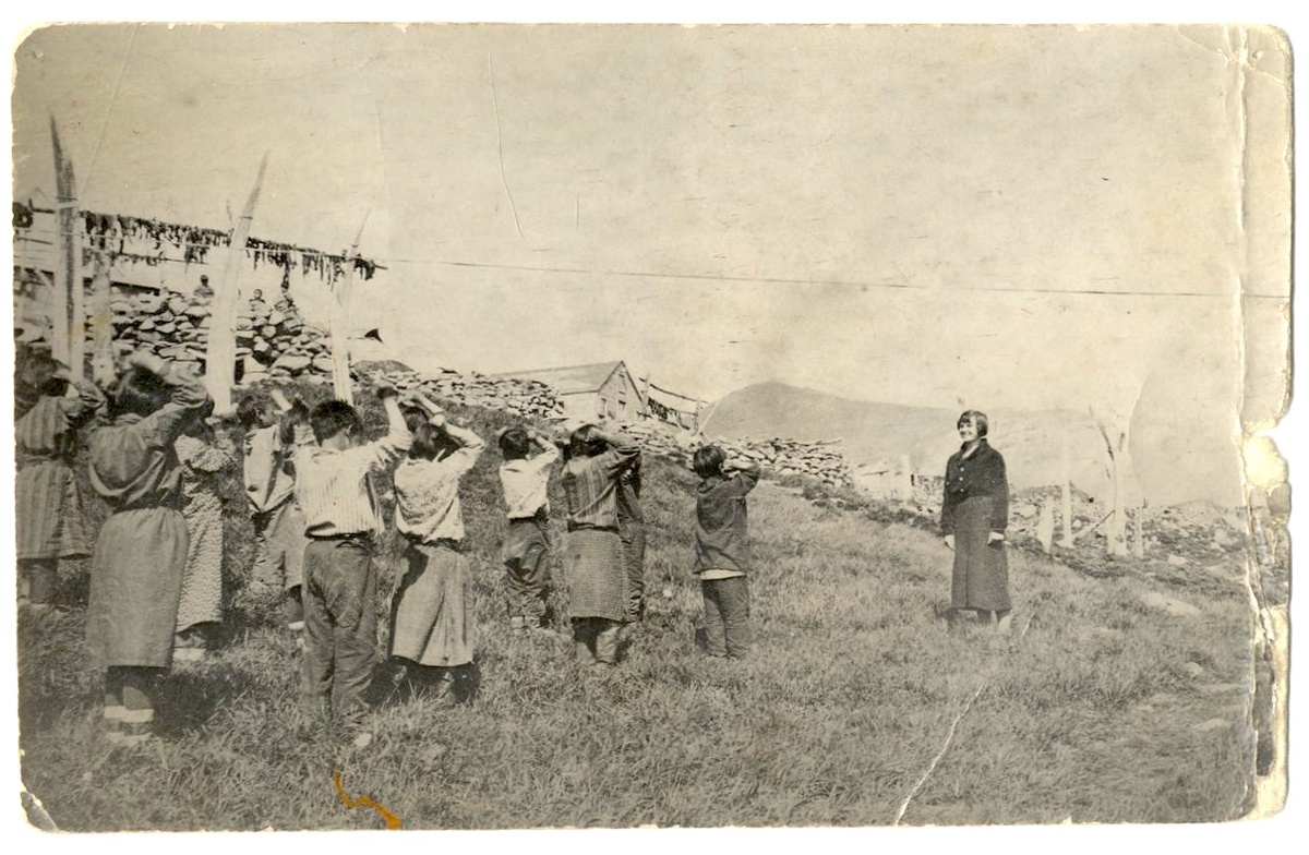 Науканские школьники на зарядке. Из собрания Музейного центра Наследие Чукотки