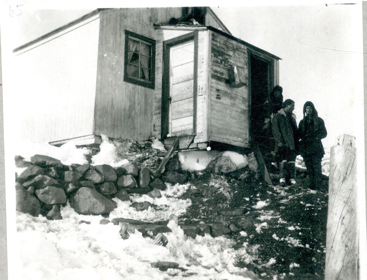 Науканская школа. Переводчик Тевлянто, учителя Евгений Головин и Александр Тарасов. 1931 г. Фото из альбома Аркадия Кампана / Государственный архив Российской Федерации