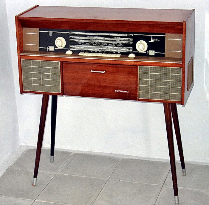 Вот такая примерно радиола (фото из интернета).