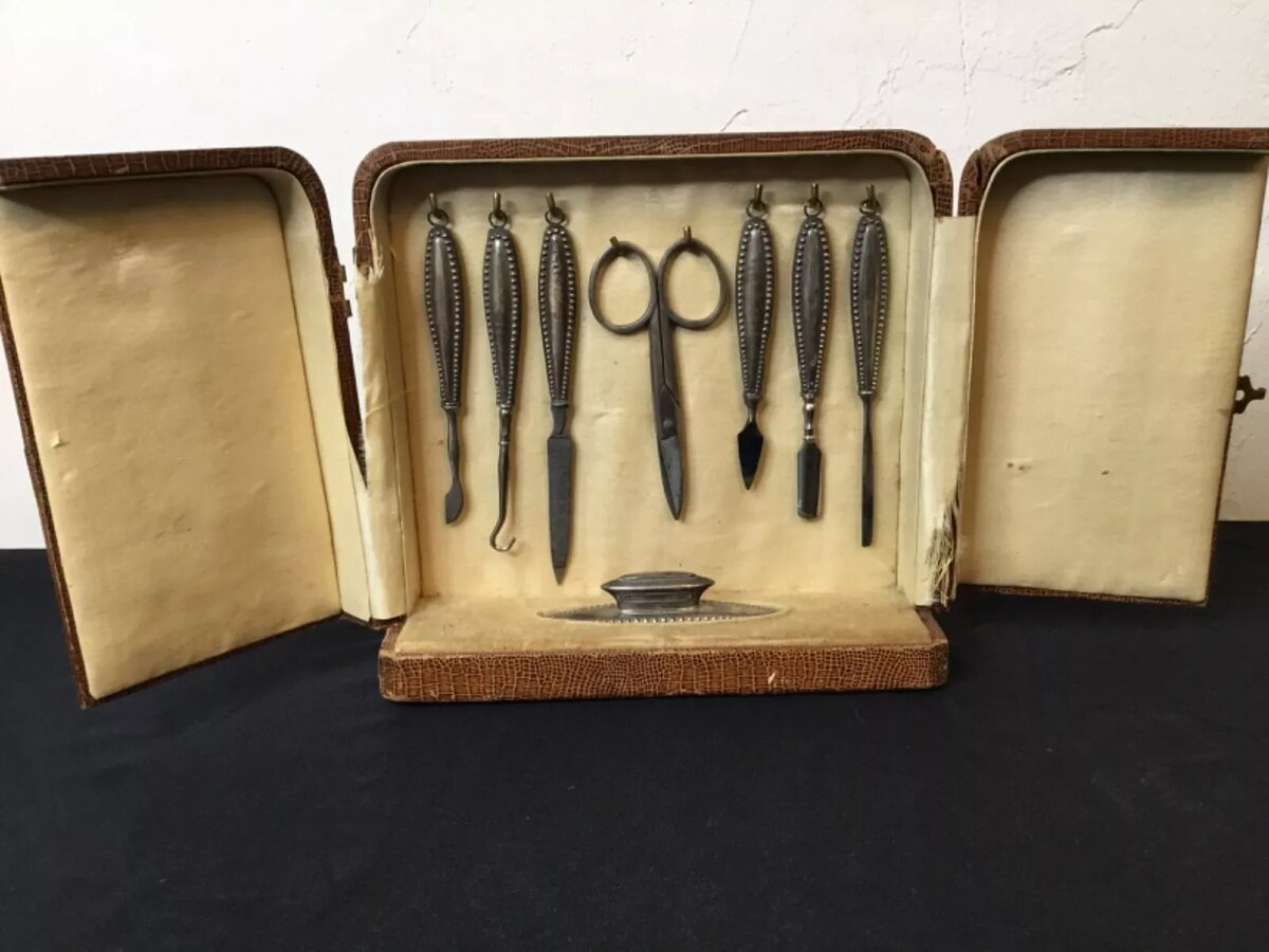Серебряный несессер 19 века, включающий инструменты для маникюра и крючок для шнуровки