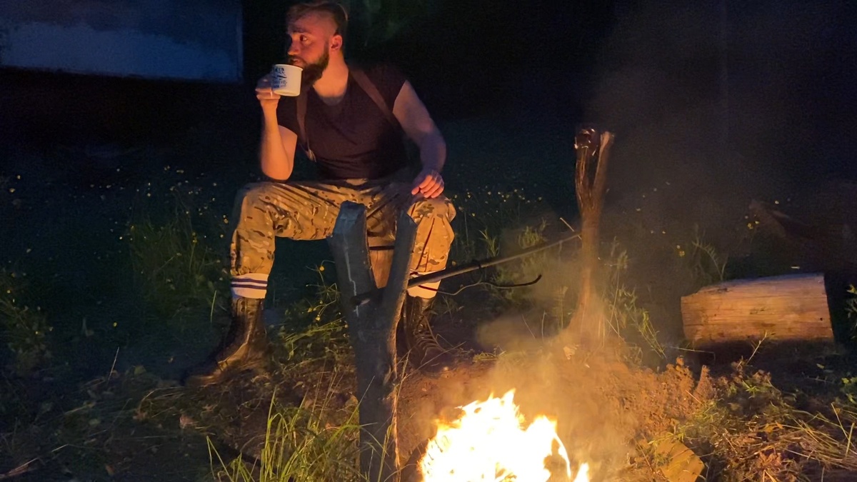 В лесу хрустнула ветка и я бросил взгляд в темноту леса.