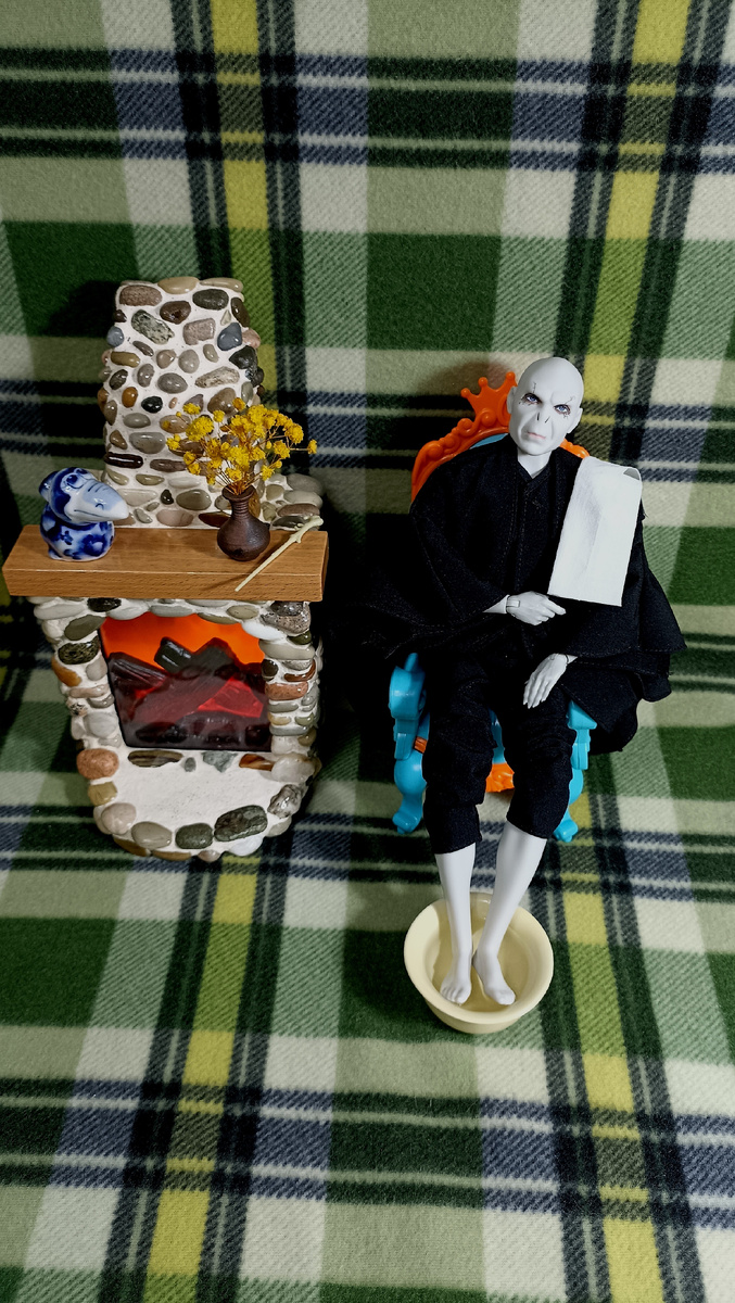 Том греет ноги.