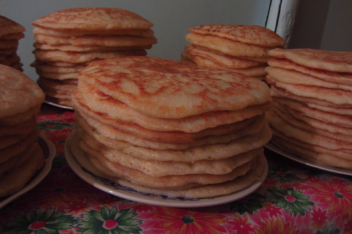 Фото моё, делала я его примерно в 2014 г. Эти стопки блинов пачалксеть предназначены для раздачи людям, пришедшим на поминки. 