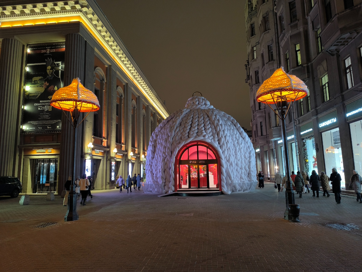 Фрагмент новогоднего пространства на Арбате. Фото автора.