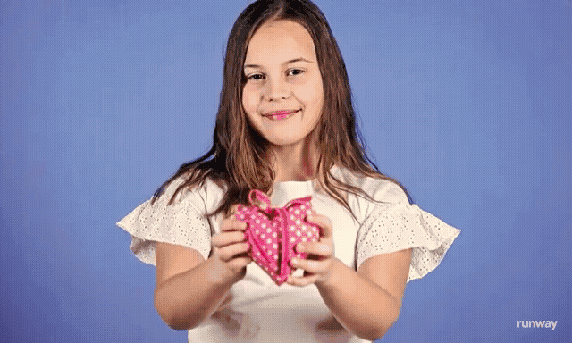 Сцена праздничного события. Девочка радуется подарку.