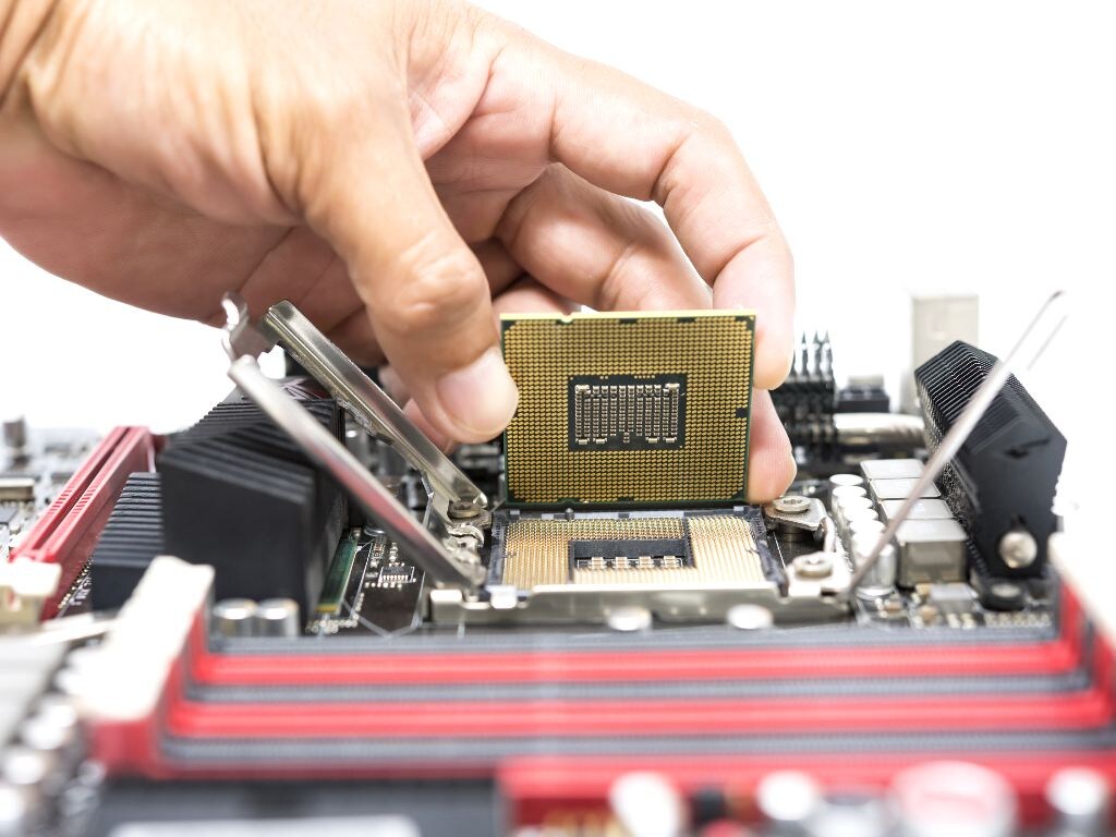 Источник фото: https://www.vecteezy.com/photo/2221805-hand-holding-a-cpu-and-a-motherboard-socket-for-a-cpu-isolated-on-white-background