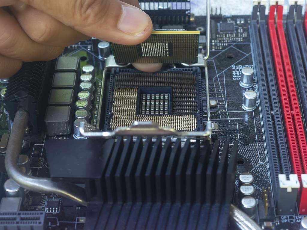 Источник фото: https://www.vecteezy.com/photo/1223945-hand-of-technician-working-on-computer
