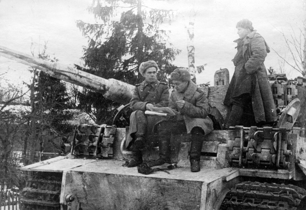 На 27 июля 1944 г. она имела в своем составе 47 танков: 32 Т-34, 13 Т-70, 4 СУ-122, 4 СУ-76 и 2 Pz. Kpfw. VI «Тигр». Эта техника с успехом участвовала в операции «Багратион», изгоняя с территории Белоруссии бывших хозяев советских «Тигров». По состоянию на 6 октября 1944 г. в 28-й гвардейской танковой бригаде имелось: танков Т-34 — 65, танков PzKpfw VI «Тигр» — 1.