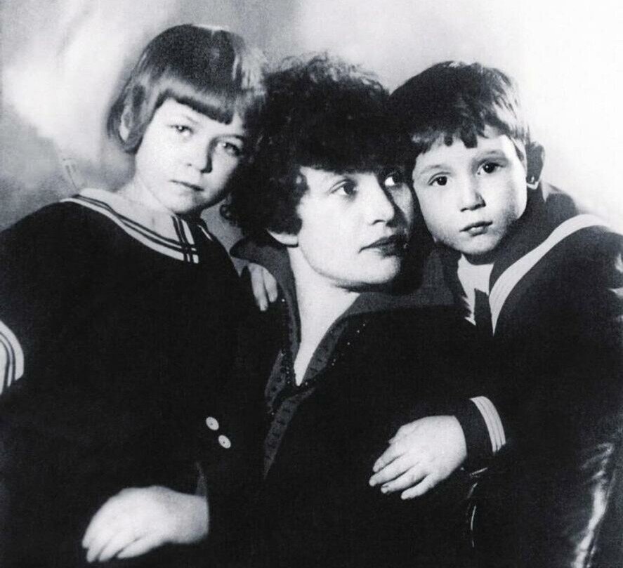 Зинаида Николаевна Райх с Таней и Костей (фото из открытых источников интернета)