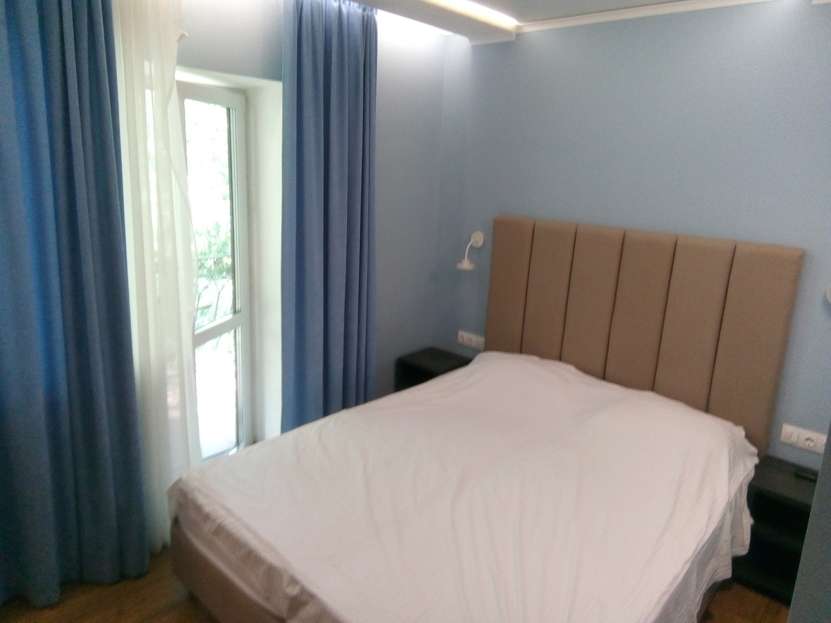 Кровать в номере, рядом с балконом 