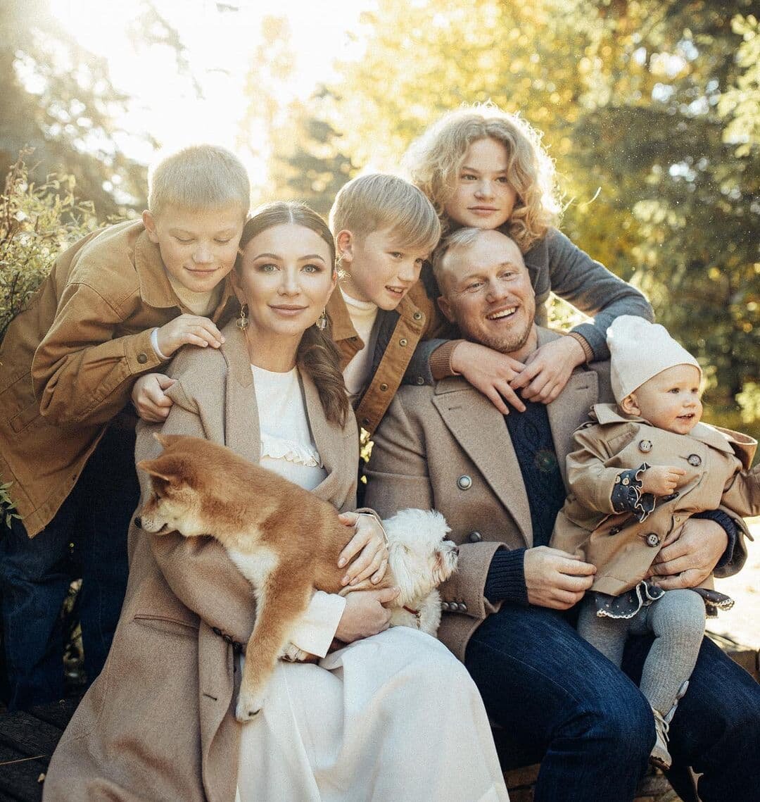 Блиновская Елена с детьми и супругом