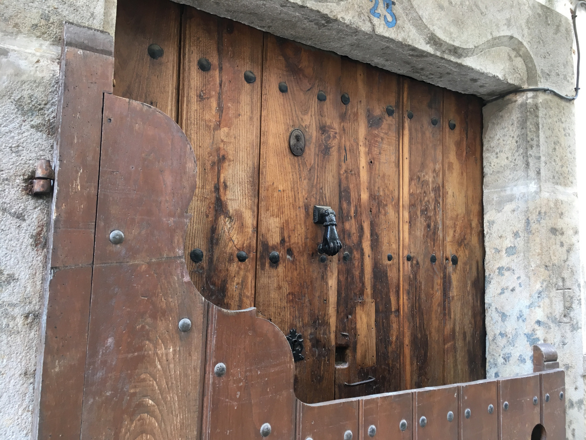 Типичная дверь в деревне Канделарио