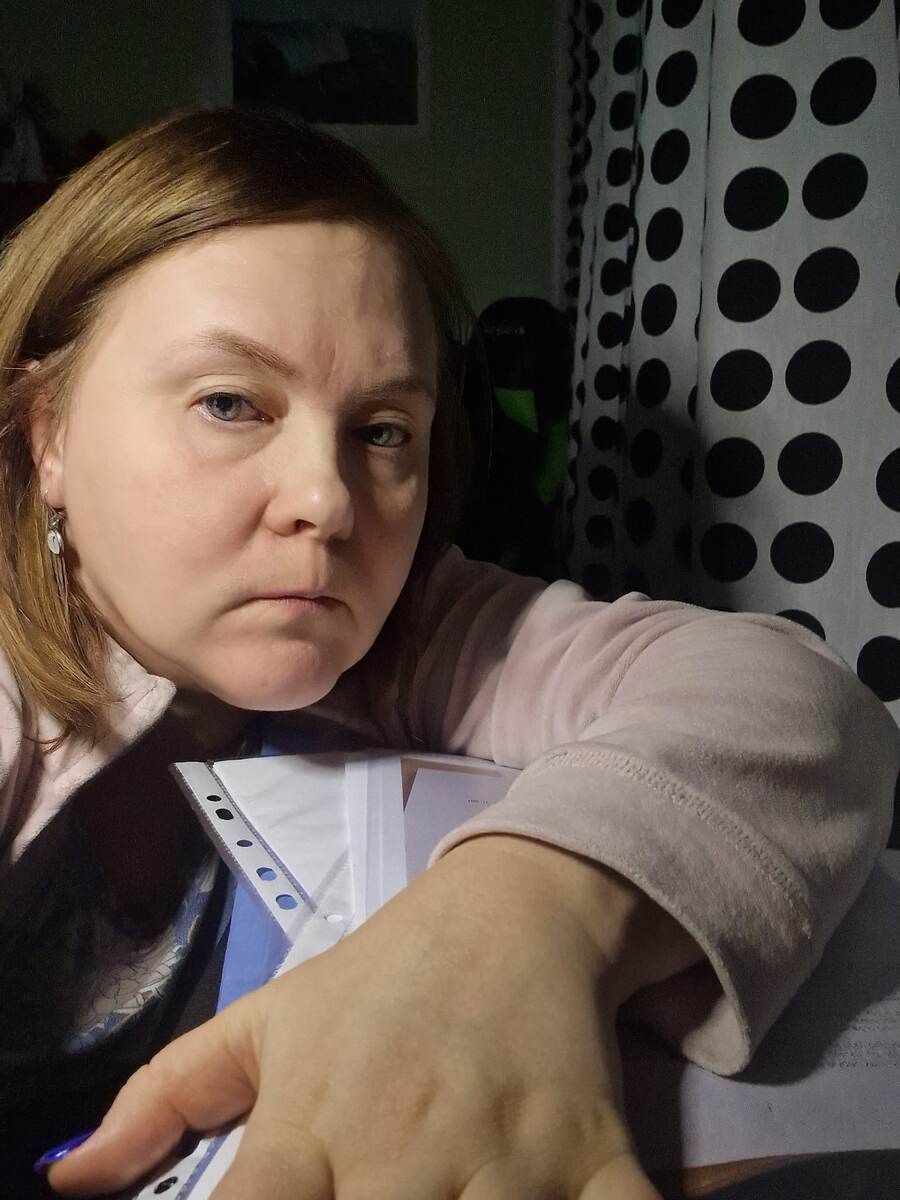 ночное селфи с принтером)только он черный и его не видно совсем под бумагами