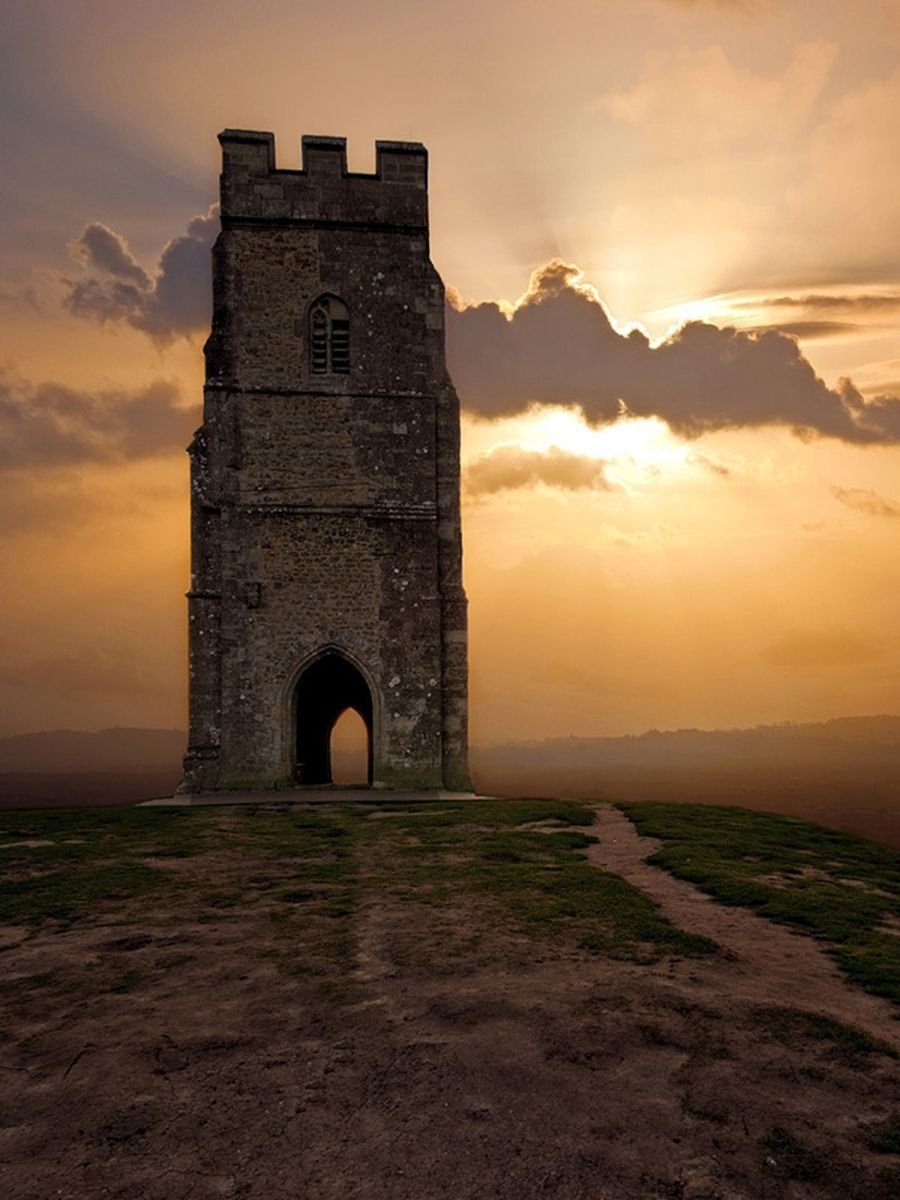 Холм Тора и Святого Михаила одновременно. Гластонбери, Сомерсет, Англия.