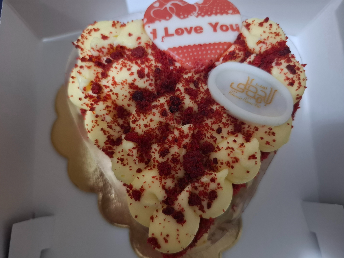 Мужу с вечера купила пирожное-тортик в виде сердца. Мелочь, а вкусно (надеюсь).
