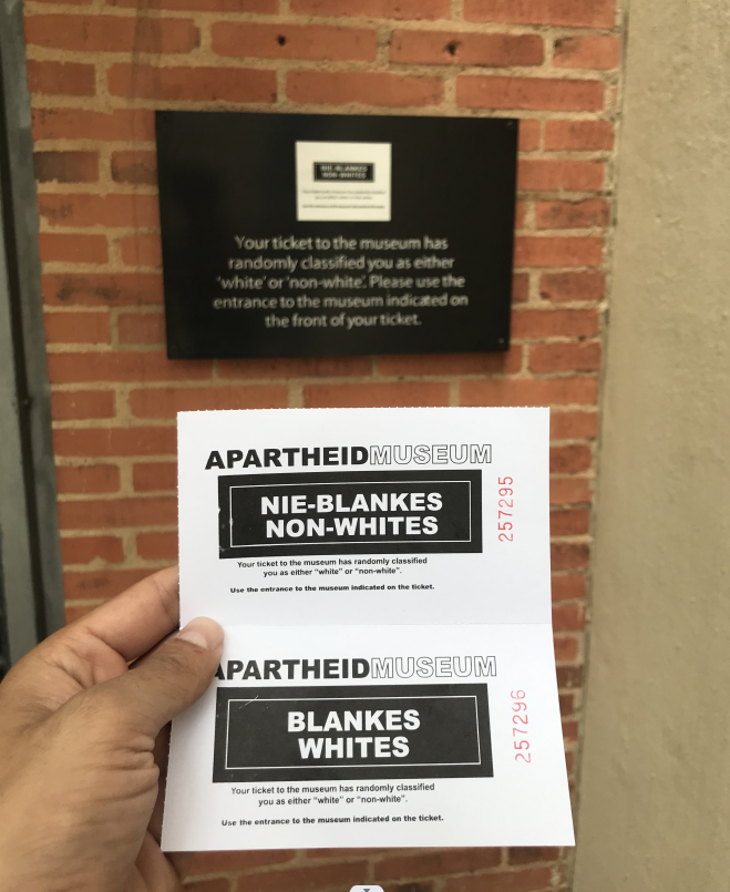 При входе рандомно ваш билет будет либо черным, либо белым. Вы сможете пройти через расовый коридор. Мое фото.