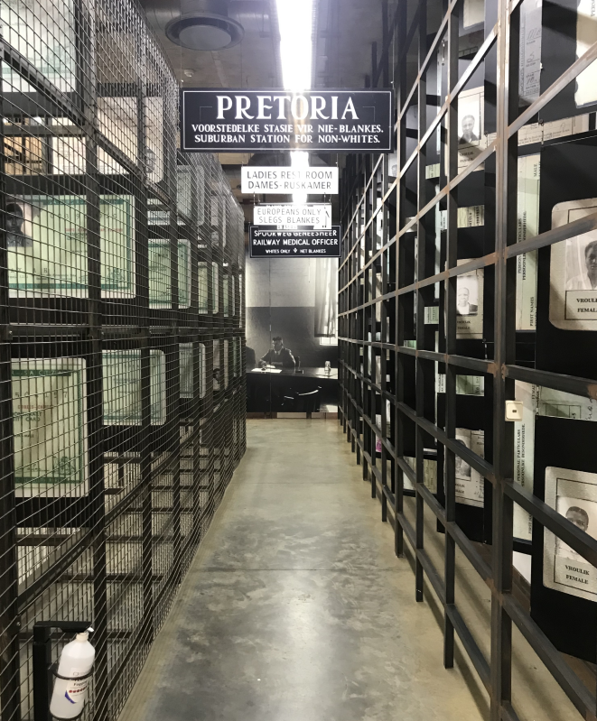 Коридор и фото комиссии, которая определяла твою темнокожесть. Мое фото.