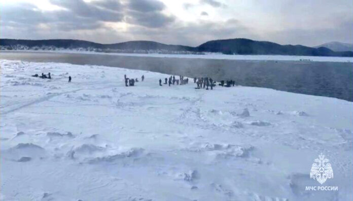 Отплываем... Всё дальше удаляются сахалинские сопки.