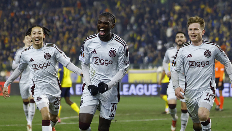    16-летний футболист «Аякса» Жорти Мокио (в центре) празднует гол в ворота «Юниона». Reuters