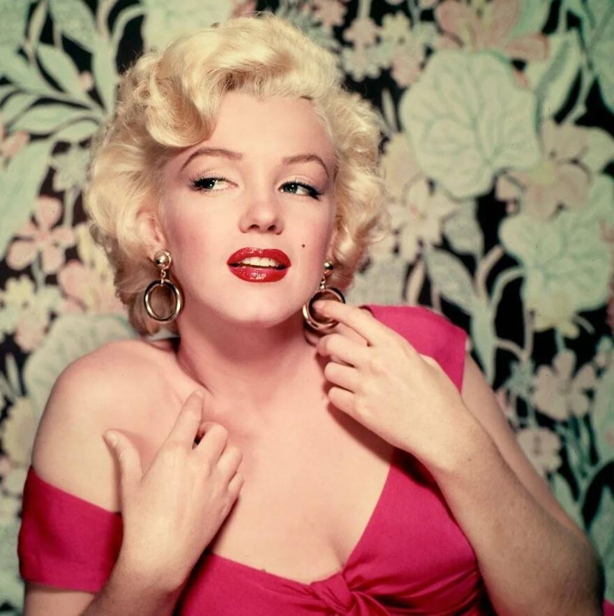 Форма ее лица тут трудно считывается за счет приоткрытого рта и фироменной прически, но посмотрите: щёчки в наличии, подбородок округлый, три трети лица по высоте практически одинаковы.