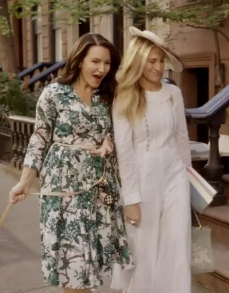 Сара Джессика Паркер, убрав обьем кудрей, выглядит особенно длиннолицей