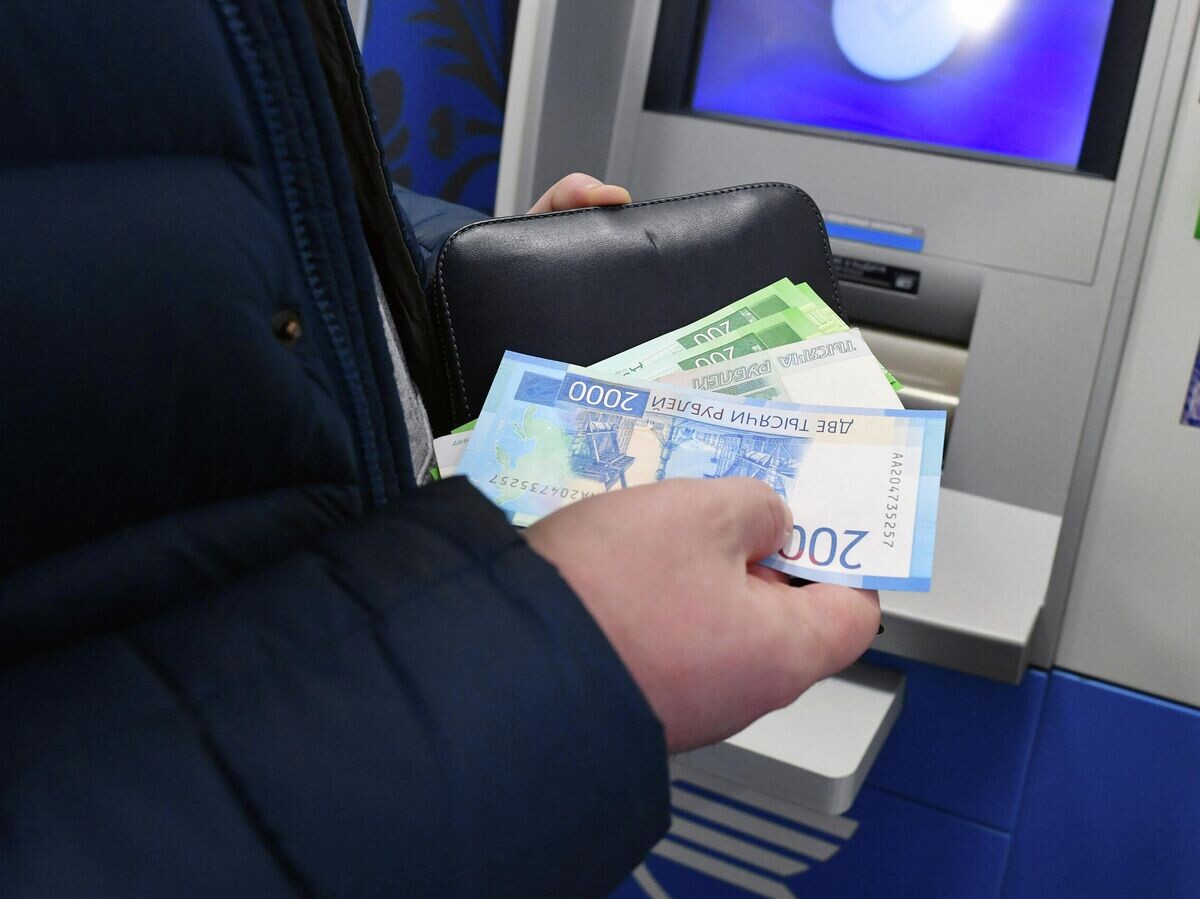    Женщина производит снятие денег в банкомате© РИА Новости / Михаил Воскресенский