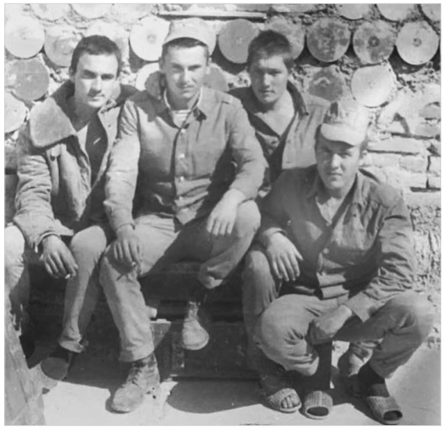 Из тех, кто на этом фото, я один уцелел (справа). Ребят