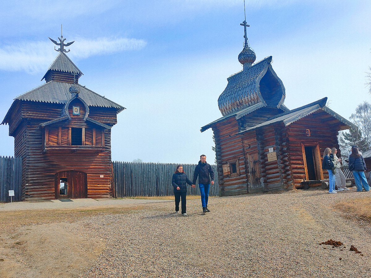 Так и представила эту пару в древнеславянских одеждах! Небось к реке идут, миловаться подальше от глаз сородичей)) (© Анна, «Маяк энерджайзера»)