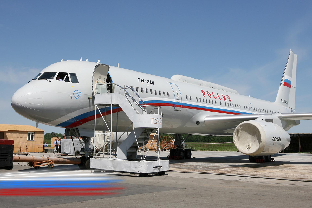 Ту-214 — среднемагистральный узкофюзеляжный пассажирский лайнер. Он способен перевозить до 210 пассажиров, а его практическая дальность полёта достигает 6500 километров. Фото для иллюстрации из открытых источников.