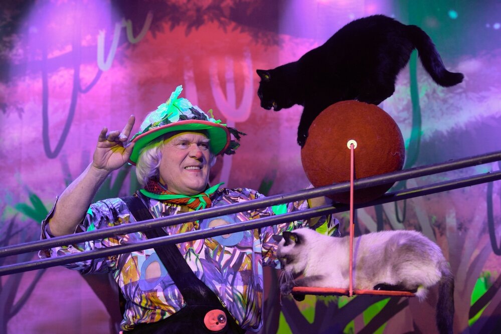    Юрий Куклачёв со своими артистами. ФОТО: Авилов Александр/АГН "Москва"