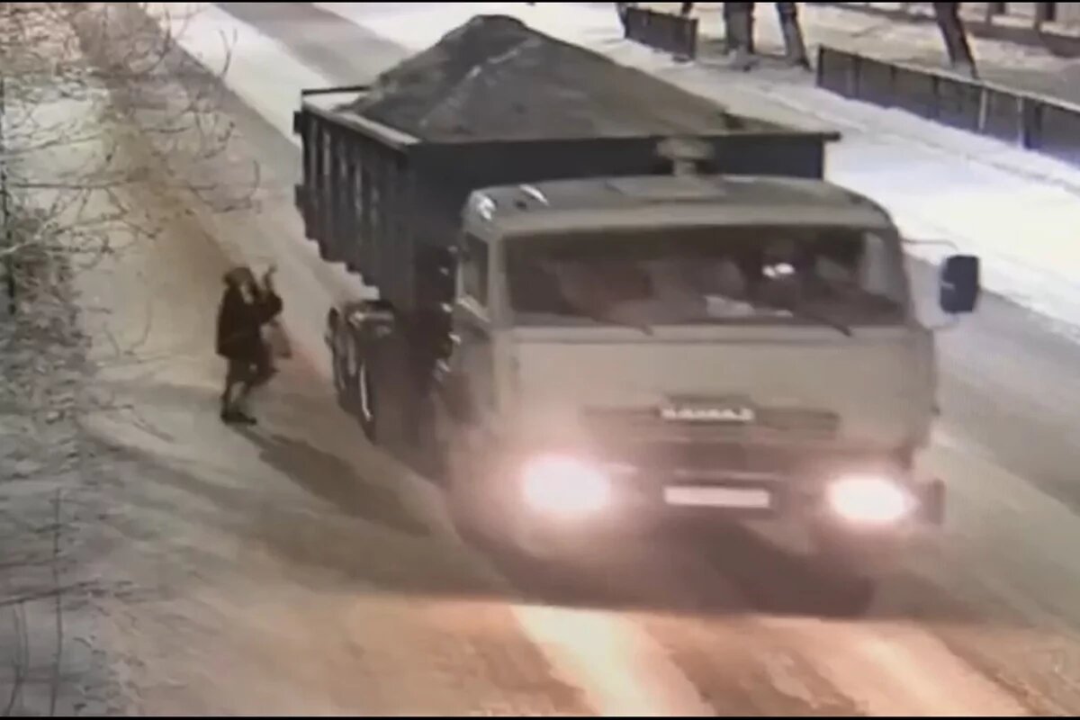    Пьяный подросток попал под колёса «КАМАЗа» в Улан-Удэ