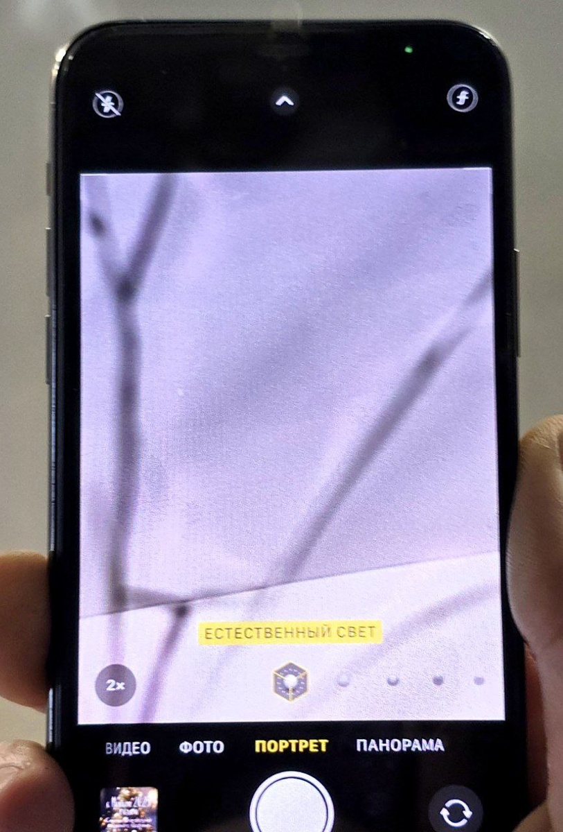 Попал на ремонт айфон с битой матрицей камеры. Обычно когда матрица повреждена, камера вообще не запускается, а тут просто треснула и при этом осталась рабочей!
 Интересный эффект при съёмке 😂
