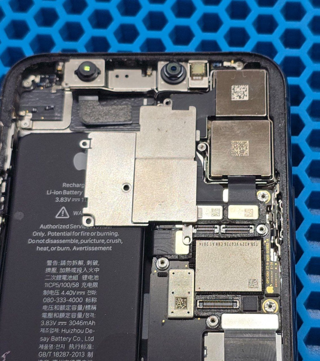 1️⃣ Разбираем телефон. На портретной камере видна вмятина от удара и необходима ее замена.