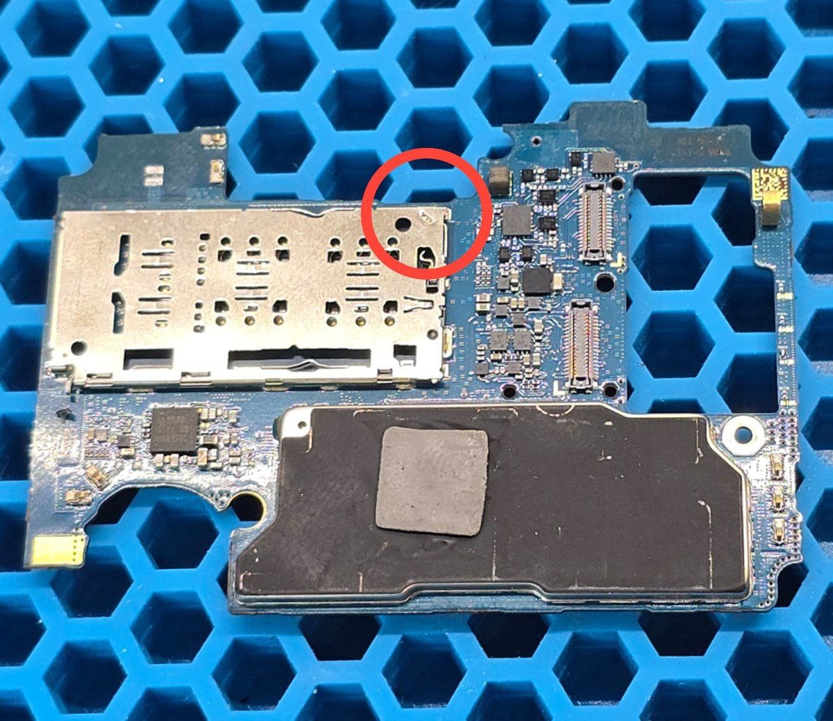 1️⃣ Разбираем телефон и осматриваем плату. По опыту уже знаю куда смотреть при проблемах с вайфай 😊