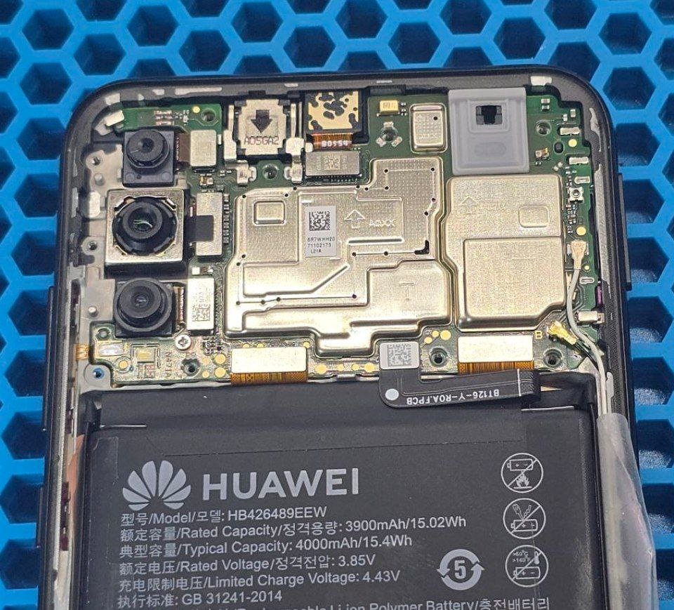 Попал сегодня на ремонт смартфон Huawei Y8p он же Honor 30i, по сути одинаковые аппараты, поэтому ремонт ничем не будет отличаться для этих моделей 😊
 1️⃣ Как обычно начинаем с разборки смартфона и диагностики причины отсутствия изображения.

 За годы работы я уже собрал большую коллекцию на половину битых не нужных дисплейных модулей, с помощью которых сразу можно убедиться, что дело не в дисплее.
  Как и в этом случае, дело оказалось в основной плате 🙂