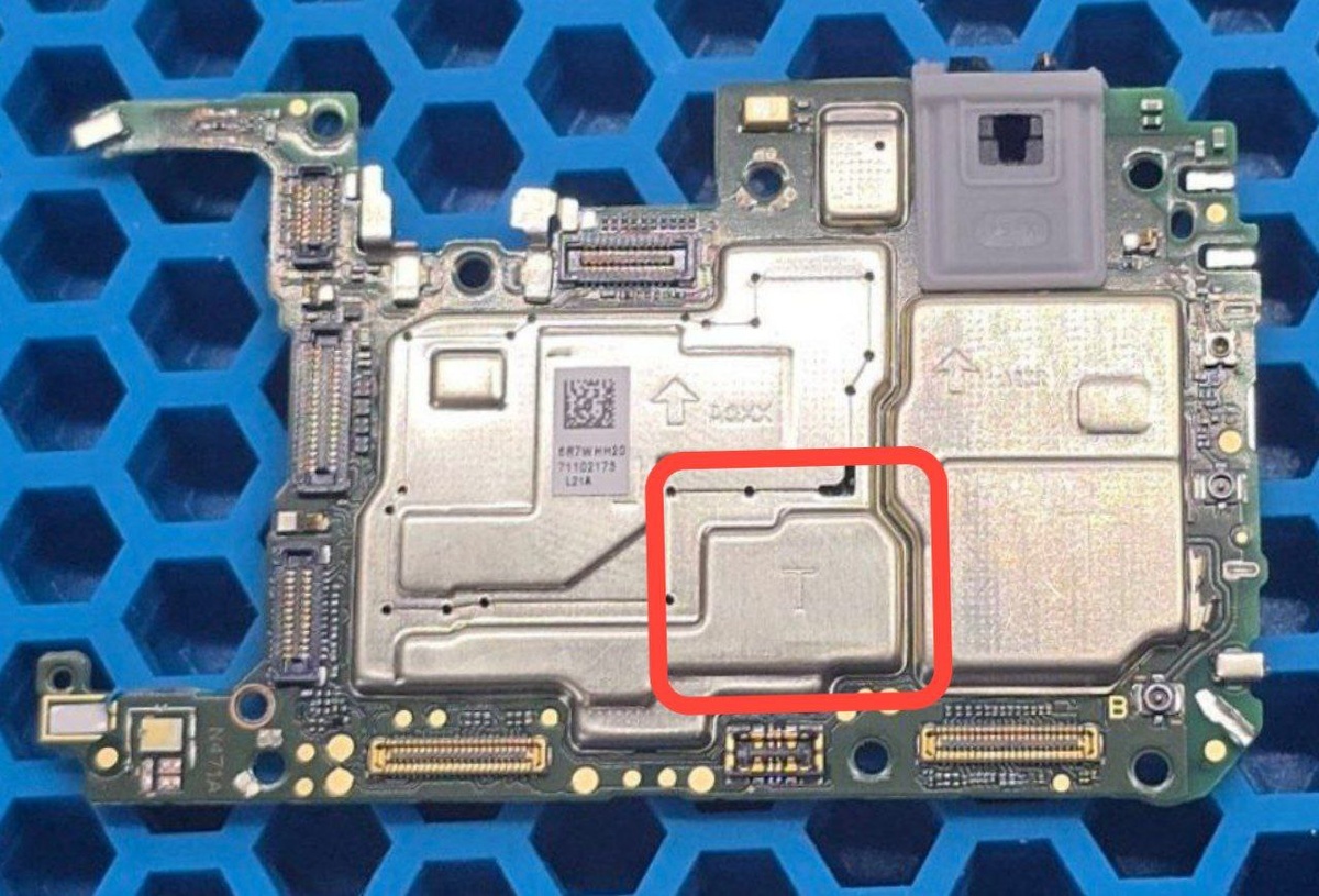 2️⃣ Прозвонил мультиметром контакты коннектора дисплея, обрывов нет, остальные показания вроде как в норме.
  Придётся смотреть непосредственно часть отвечающую за подсветку дисплея.