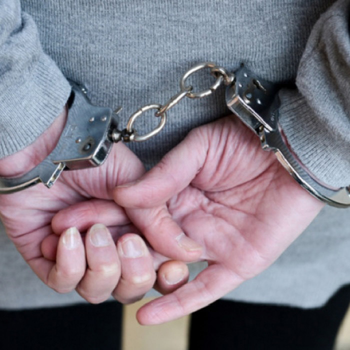 УФСБ России по Иркутской области совместно с ГУ МВД и Управлением Росгвардии задержали двух мужчин, подозреваемых в совершении террористического акта на территории воинской части в Ангарске. Инцидент произошел в январе 2025 года, когда злоумышленники попытались поджечь специальную военную технику, забросив на территорию части стеклянные бутылки с легковоспламеняющейся жидкостью. К счастью, ни военнослужащие, ни техника не пострадали.