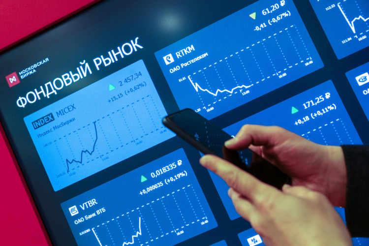    «С одной стороны, фондовый рынок, рынок ценных бумаг работает, все с ними в порядке, а с другой там правят бал „физики“, и это тоже очевидная история. Но правят бал те „физики“, у которых достаточно большие кошельки».   
Фото: «БИЗНЕС Online»