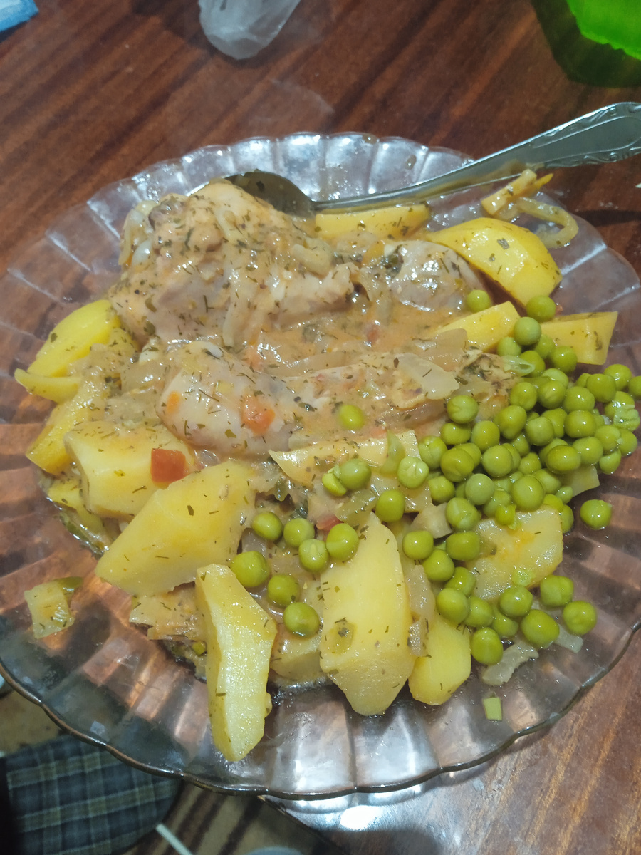 При подаче можно украсить зеленью или горошком. 