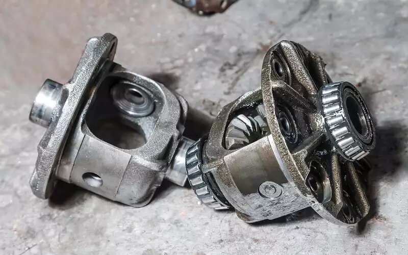    Оригинальный дифференциал после 190 тысяч км в отличном состоянии. Слева для сравнения – с изношенной ответной частью оси.