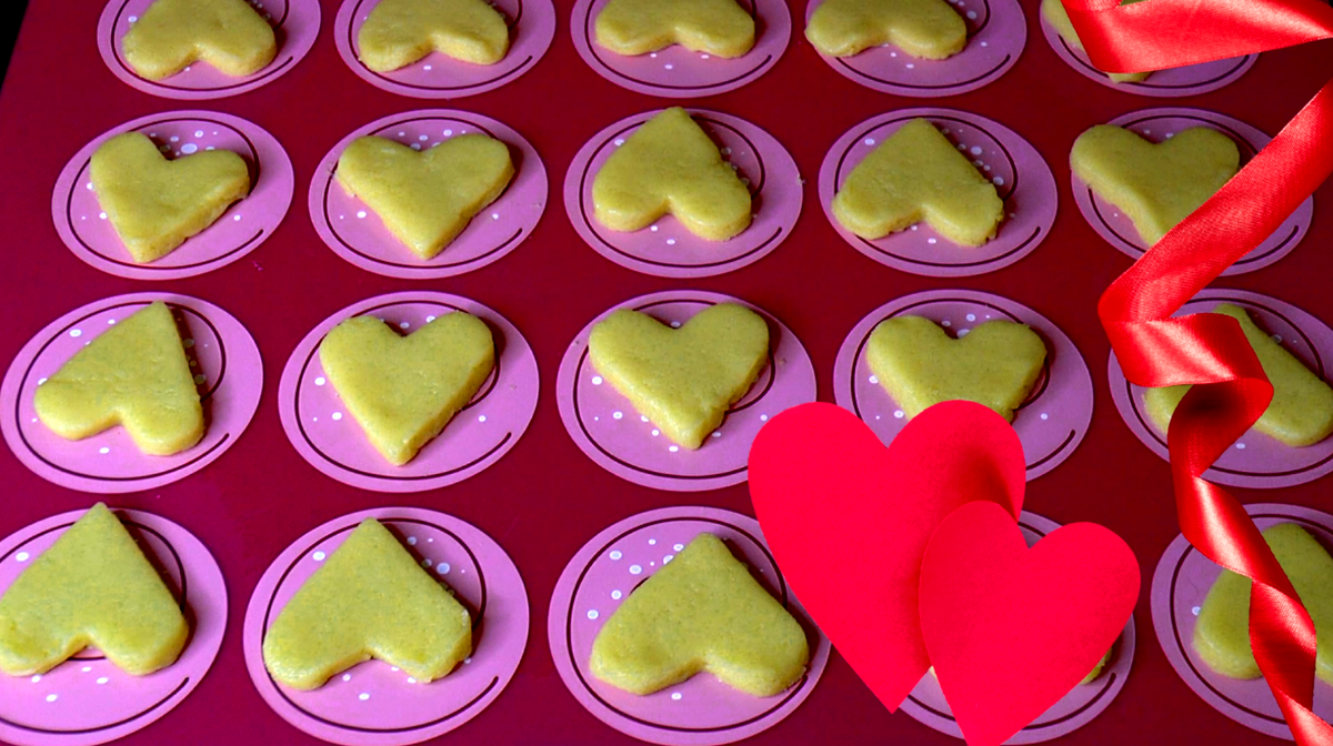 📌 Песочное печенье "Сердечки" с цветной глазурью
